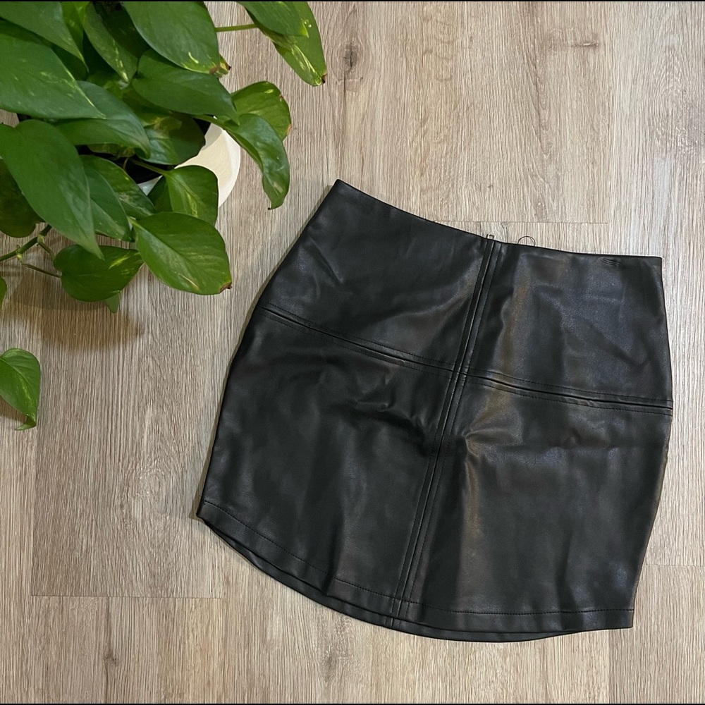 Lulu’s Vegan Leather Mini Skirt (Size XS)